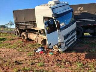 Mulher morre e homem fica ferido após colisão entre moto e caminhão Mulher morre e homem fica ferido após colisão entre moto e caminhão