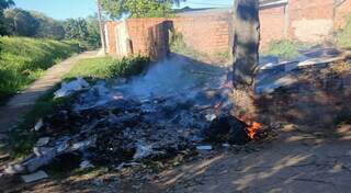 Fogo em terreno causa mal-estar em moradores que deixam casas temporariamente Fogo em terreno causa mal-estar em moradores que deixam casas temporariamente