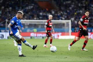 Cruzeiro marca nos acréscimos e vence Flamengo por 2 a 1 no Mineirão Cruzeiro marca nos acréscimos e vence Flamengo por 2 a 1 no Mineirão