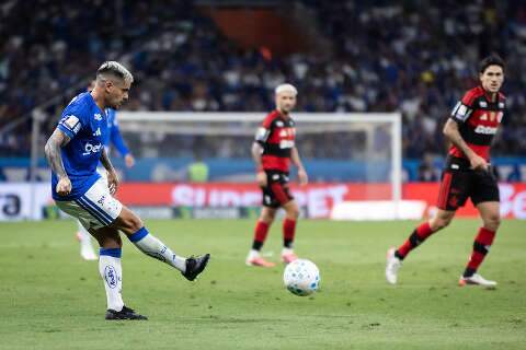 Cruzeiro marca nos acr&eacute;scimos e vence Flamengo por 2 a 1 no Mineir&atilde;o 