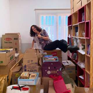 Camila esperava 900, mas arrecadou 19 mil livros em 3 semanas