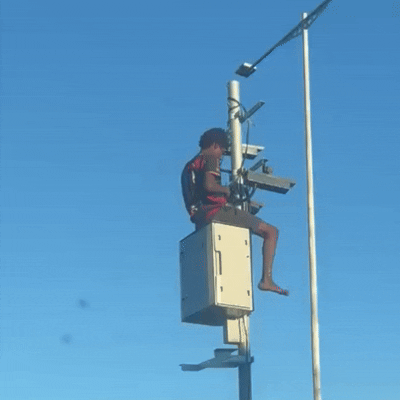 Epidemia na Capital: homem &eacute; flagrado furtando fios de radar em plena luz do dia