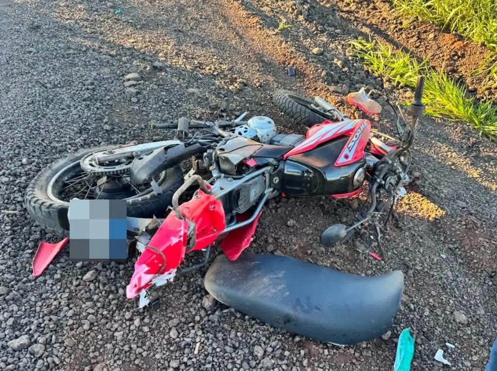 Image for Mulher morre e homem fica ferido após colisão entre moto e caminhão