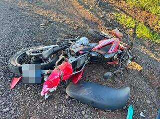 Mulher morre e homem fica ferido após colisão entre moto e caminhão Mulher morre e homem fica ferido após colisão entre moto e caminhão