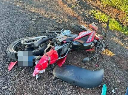 Mulher morre e homem fica ferido ap&oacute;s colis&atilde;o entre moto e caminh&atilde;o