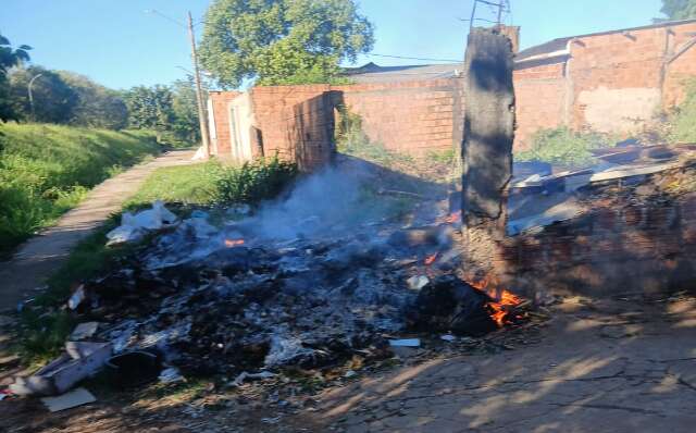Fogo em terreno causa mal-estar em moradores que deixam casas temporariamente