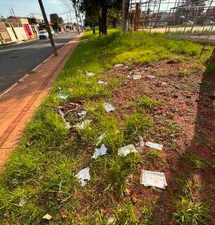 Moradores tiram o fim de semana para colocar a mão na massa e recuperar praça Moradores tiram o fim de semana para colocar a mão na massa e recuperar praça