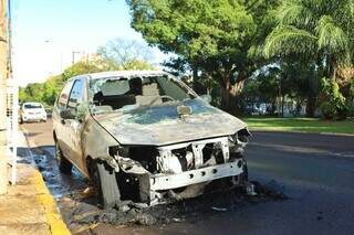 Carro pega fogo após pane na Afonso Pena e tem frente destruída pelas chamas Carro pega fogo após pane na Afonso Pena e tem frente destruída pelas chamas