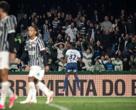 Coritiba vence Corinthians e ultrapassa rival no Brasileir&atilde;o