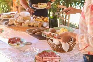 Brunch rústico tem pão artesanal e chácara colonial a 12 km do Centro Brunch rústico tem pão artesanal e chácara colonial a 12 km do Centro