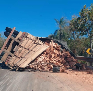 Caminhão com tijolos tomba e deixa trânsito lento na BR-262 Caminhão com tijolos tomba e deixa trânsito lento na BR-262