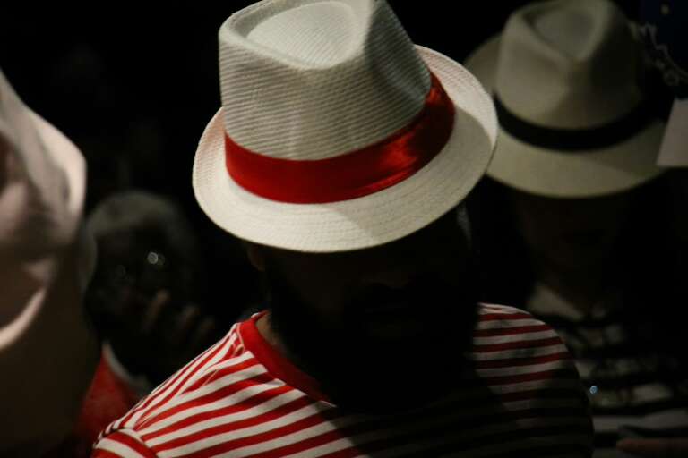 Com chapéu e muito samba, público faz festa para Seu Zé Pelintra
