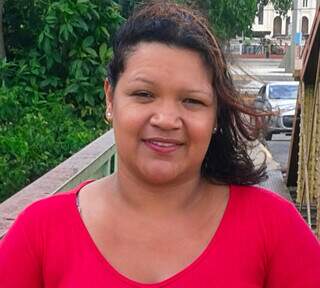 Suspeito de feminicídio é preso em matagal após fugir com filha de 5 anos Suspeito de feminicídio é preso em matagal após fugir com filha de 5 anos