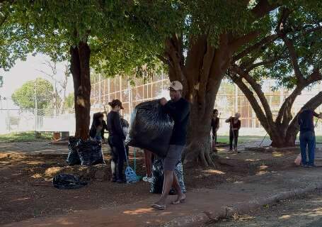 Moradores bancam limpeza e melhorias em pra&ccedil;a abandonada na Capital
