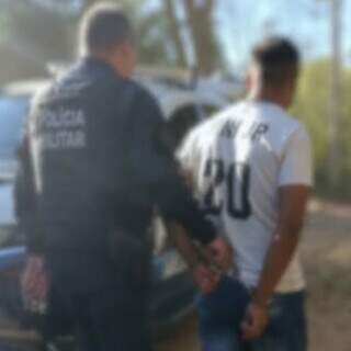 Suspeito de feminicídio é preso em matagal após fugir com filha de 5 anos Suspeito de feminicídio é preso em matagal após fugir com filha de 5 anos