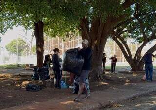 Moradores tiram o fim de semana para colocar a mão na massa e recuperar praça Moradores tiram o fim de semana para colocar a mão na massa e recuperar praça