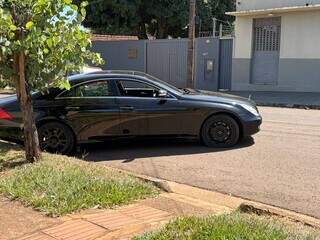 Mulher é encontrada dormindo em Mercedes atravessada no meio da rua Mulher é encontrada dormindo em Mercedes atravessada no meio da rua