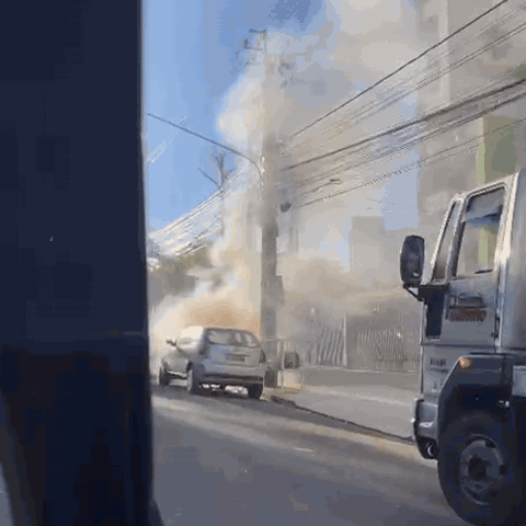 Ve&iacute;culo &eacute; destru&iacute;do pelo fogo ap&oacute;s pane no Centro de Campo Grande