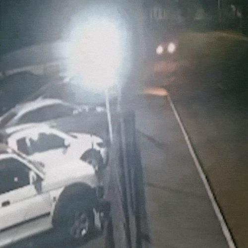 Carro de R$ 98 mil &eacute; destru&iacute;do ap&oacute;s ve&iacute;culo invadir com&eacute;rcio e fugir 