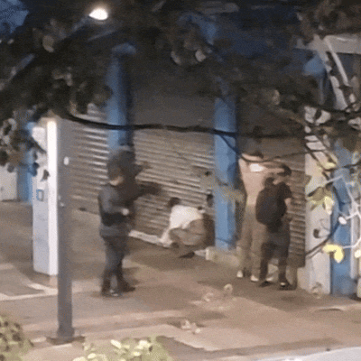 PMs agridem jovens com chutes e batem cabe&ccedil;a de rapaz contra porta em abordagem