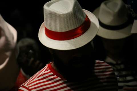 Com chap&eacute;u e muito samba, p&uacute;blico faz festa para Seu Z&eacute; Pelintra