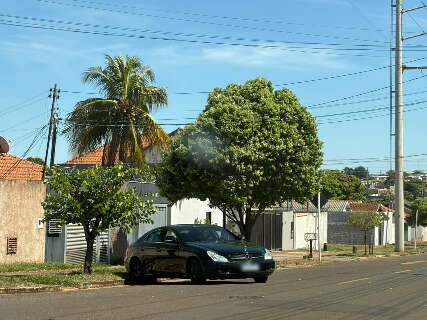 Mulher &eacute; encontrada dormindo em Mercedes atravessada no meio da rua