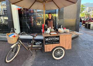 Na 14 de Julho, bicicleta leva café coado na hora, bolo e homenagem aos pais Na 14 de Julho, bicicleta leva café coado na hora, bolo e homenagem aos pais