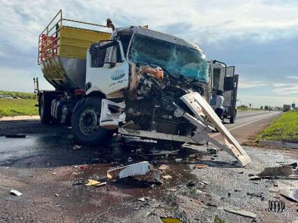Caminh&atilde;o-tanque fica destru&iacute;do em colis&atilde;o com carreta e motorista sobrevive