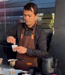 Na 14 de Julho, bicicleta leva café coado na hora, bolo e homenagem aos pais Na 14 de Julho, bicicleta leva café coado na hora, bolo e homenagem aos pais