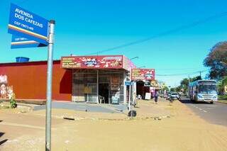 Medo de assaltos transforma Cafezais em avenida de comerciantes armados