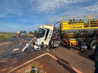 Caminhão-tanque fica destruído ao atingir carreta, mas motorista sobrevive Caminhão-tanque fica destruído ao atingir carreta, mas motorista sobrevive