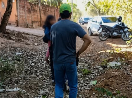 Suspeito de feminic&iacute;dio &eacute; preso em matagal ap&oacute;s fugir com filha de 5 anos  