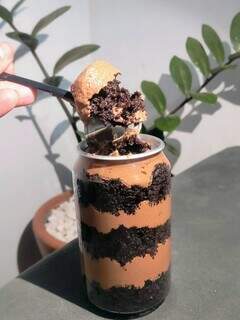 Gelado e na lata, bolo promete felicidade maior que a da cervejinha