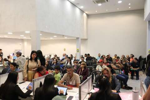 Fila de recadastramento na Emha re&uacute;ne hist&oacute;rias de at&eacute; 24 anos a espera de casa