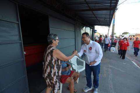 No bairro mais populoso, F&aacute;bio Trad ouve demandas por sa&uacute;de e seguran&ccedil;a