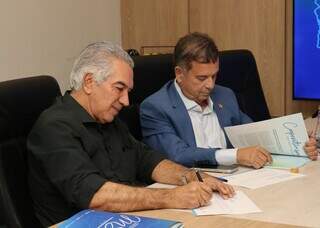 Ao lado de Rog&eacute;rio Marinho, Reinaldo assina compromisso com cooperativismo