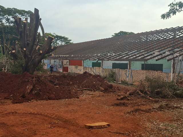 Ap&oacute;s anos de abandono, pr&eacute;dio na Guaicurus come&ccedil;a a dar lugar a policl&iacute;nica