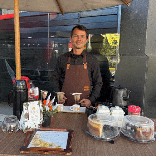 Na 14 de Julho, bicicleta leva caf&eacute; coado na hora, bolo e homenagem aos pais