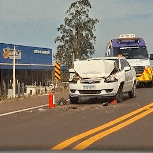 Fluxo intenso causa acidente entre caminh&atilde;o e carro na BR-163