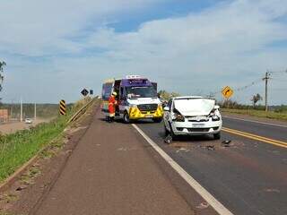 Fluxo intenso causa acidente entre caminhão e carro na BR-163 Fluxo intenso causa acidente entre caminhão e carro na BR-163