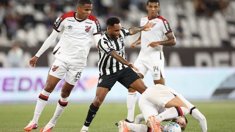 Athletico-PR vence Botafogo e fica a um ponto do vice-l&iacute;der Flamengo