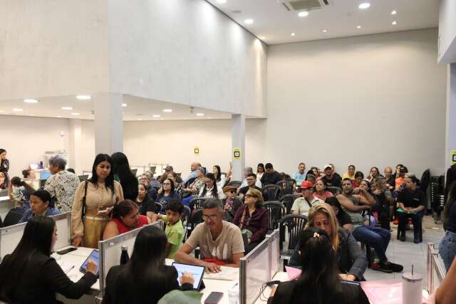 Fila de recadastramento na Emha re&uacute;ne hist&oacute;rias de at&eacute; 24 anos &agrave; espera de casa