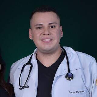Multid&atilde;o se despede de aluno de Medicina ao som de batuque que ele comp&ocirc;s 