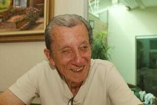 Wilson tem 83 anos e a missão que ninguém lhe deu: cuidar da praça Wilson tem 83 anos e a missão que ninguém lhe deu: cuidar da praça