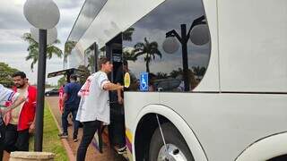 Multid&atilde;o se despede de aluno de Medicina ao som de batuque que ele comp&ocirc;s 