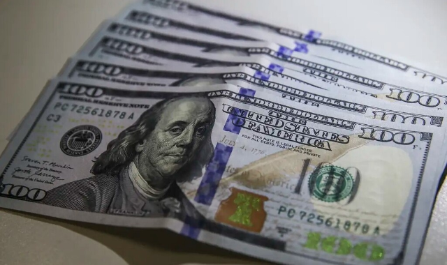 D&oacute;lar cai a R$ 5,13 e bolsa avan&ccedil;a 1,55% com petr&oacute;leo em queda