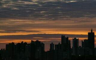 Ter&ccedil;a-feira ser&aacute; de calor, baixa umidade e risco de tempestades isoladas