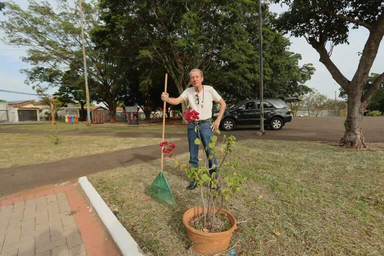 Wilson tem 83 anos e a missão que ninguém lhe deu: cuidar da praça
