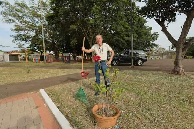 Wilson tem 83 anos e a miss&atilde;o que ningu&eacute;m lhe deu: cuidar da pra&ccedil;a