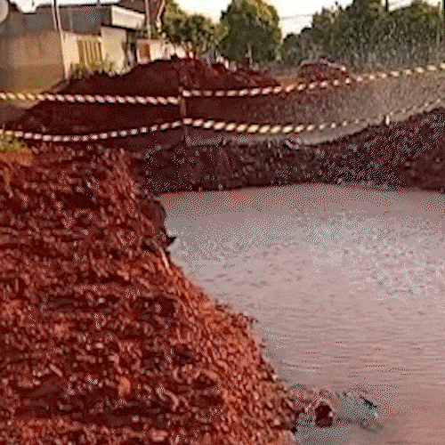 Vazamento em obra forma "lago" e lama&ccedil;al no Jardim Los Angeles 